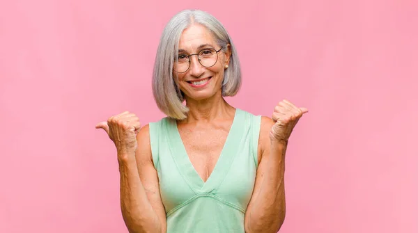 Mujer Bonita Mediana Edad Mirando Triste Decepcionado Enojado Mostrando Pulgares —  Fotos de Stock