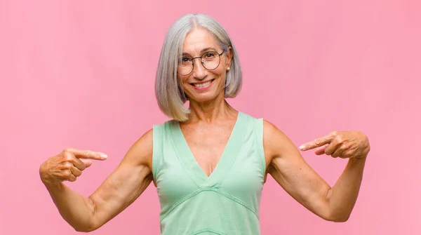 Medelålders Vacker Kvinna Känner Sig Stolt Bekymmerslös Självsäker Och Glad — Stockfoto