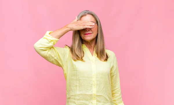 Mezza Età Bella Donna Gridando Aggressivamente Con Sguardo Infastidito Frustrato — Foto Stock