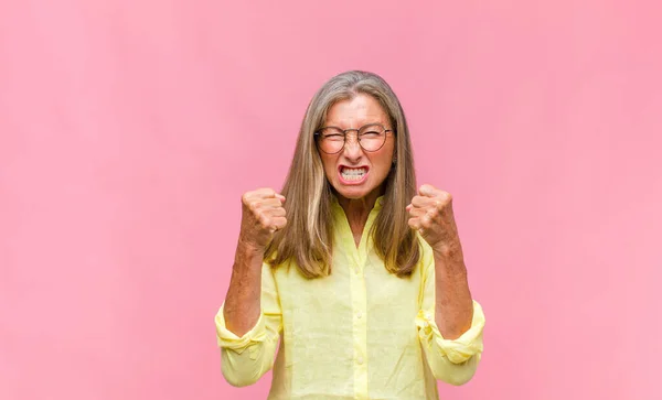 Mujer Bonita Mediana Edad Mirando Serio Severo Disgustado Enojado Mostrando — Foto de Stock