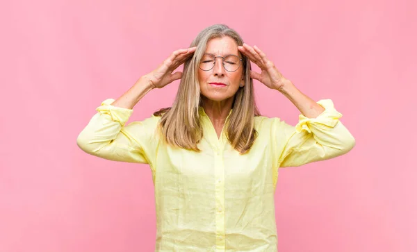 Mezza Età Bella Donna Sensazione Stress Preoccupato Ansioso Spaventato Con — Foto Stock