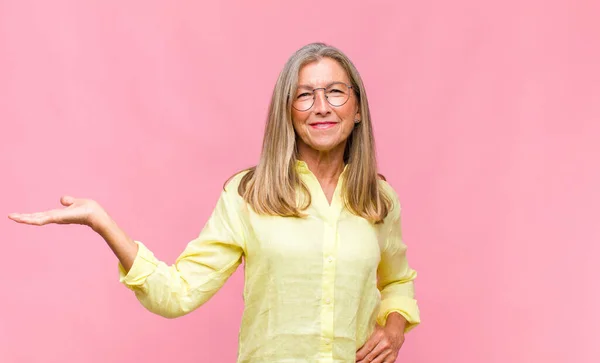 Mujer Bonita Mediana Edad Sonriendo Sintiéndose Despreocupada Relajada Feliz Bailando — Foto de Stock