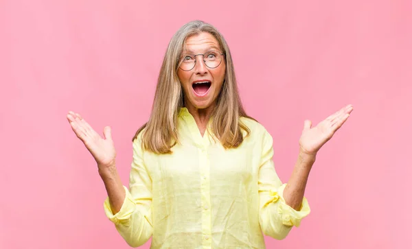 Mujer Bonita Mediana Edad Sonriendo Felizmente Con Mirada Amistosa Segura — Foto de Stock