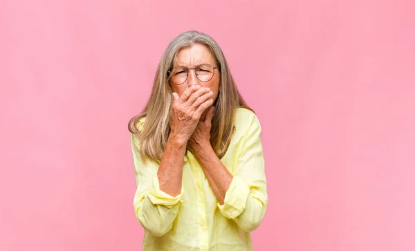 Mujer Bonita Mediana Edad Sonriendo Sintiéndose Feliz Positiva Satisfecha Sosteniendo — Foto de Stock