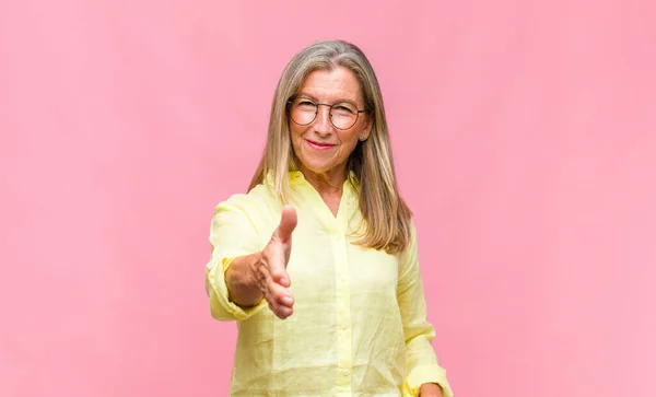 Mooie Vrouw Van Middelbare Leeftijd Met Vrolijke Zorgeloze Rebelse Houding — Stockfoto