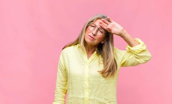 Mujer Bonita Mediana Edad Sonriendo Orgullosamente Con Confianza Haciendo Pose — Foto de Stock