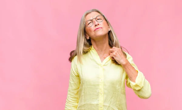 Mujer Bonita Mediana Edad Seria Disgustada Con Ambos Dedos Cruzados — Foto de Stock