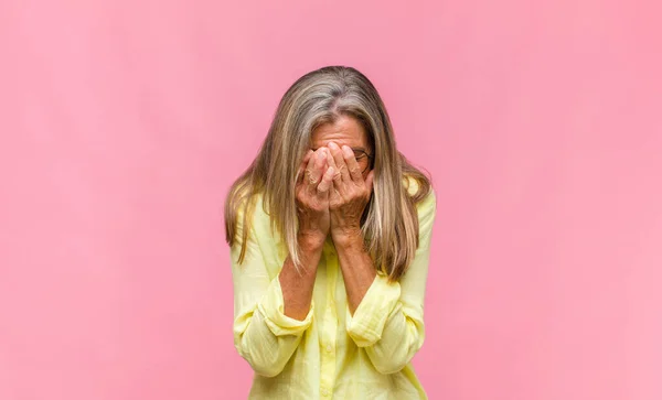 Mezza Età Bella Donna Sensazione Stress Ansioso Stanco Frustrato Tirando — Foto Stock