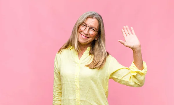 Medelålders Vacker Kvinna Känner Sig Arg Irriterad Upprorisk Och Aggressiv — Stockfoto