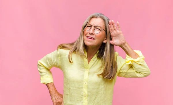 Mujer Bonita Mediana Edad Sonriendo Alegremente Apuntando Cámara Mientras Haces — Foto de Stock