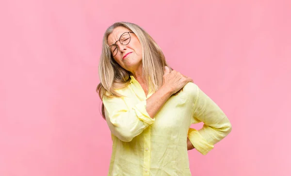 Middelbare Leeftijd Mooie Vrouw Kijken Verbijsterd Verbaasd Met Hand Het — Stockfoto