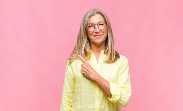 Mujer Bonita Mediana Edad Sonriendo Mirando Amigable Mostrando Número Nueve — Foto de Stock