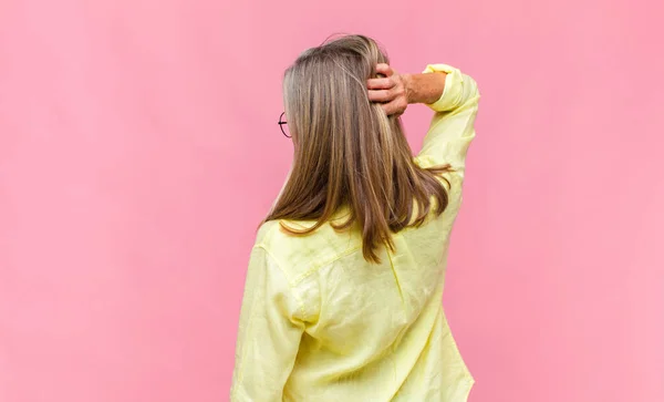 Meia Idade Mulher Bonita Sorrindo Alegremente Sentindo Feliz Apontando Para — Fotografia de Stock