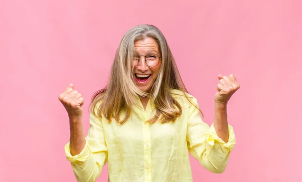Mujer Bonita Mediana Edad Sonriendo Disfrutando Vida Sintiéndose Feliz Amistosa — Foto de Stock