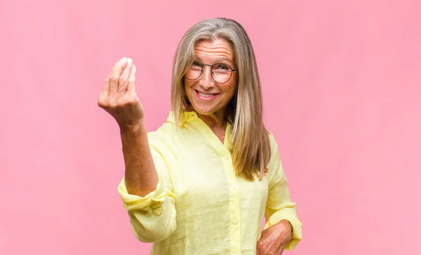 Middelbare Leeftijd Mooie Vrouw Profiel Bekijken Zoek Gelukkig Opgewonden Schreeuwen — Stockfoto