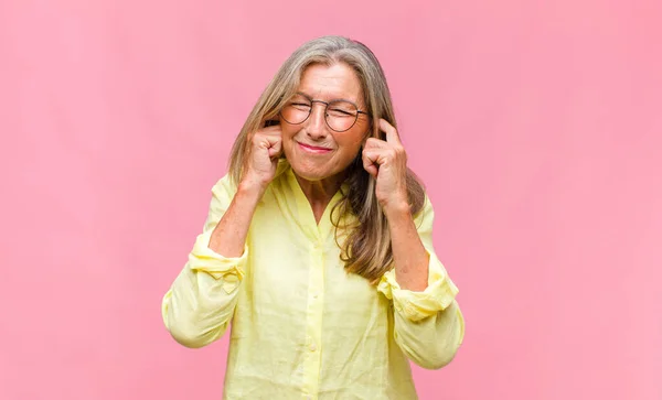 Mujer Bonita Mediana Edad Sonriendo Con Confianza Apuntando Propia Sonrisa — Foto de Stock