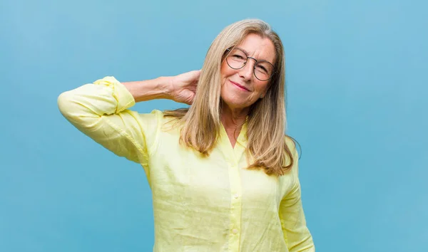 Mujer Bonita Mediana Edad Sintiéndose Enamorada Sonriendo Abrazándose Abrazándose Misma —  Fotos de Stock