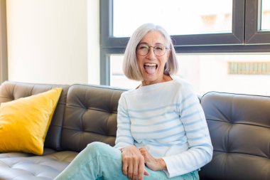 Orta yaşlı, neşeli, kaygısız, asi tavırlı, şakacı ve dilsiz, eğlenen güzel bir kadın.