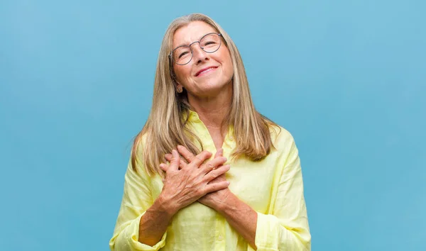 Middle Age Pretty Woman Feeling Awed Open Mouthed Pointing Upwards — Stock Photo, Image