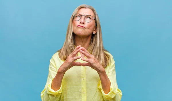 Mujer Bonita Mediana Edad Sintiéndose Conmocionada Sorprendida Sorprendida Mostrando Aprobación — Foto de Stock