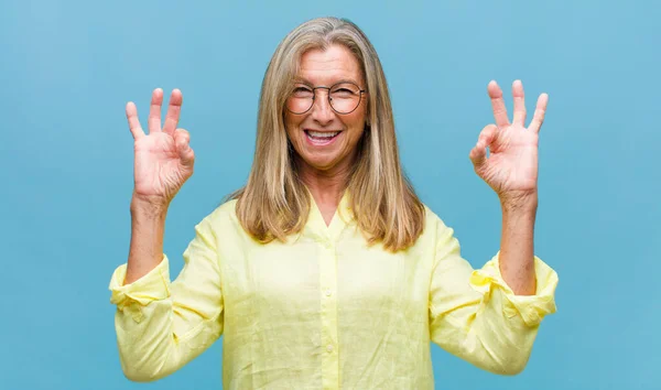 Mooie Vrouw Van Middelbare Leeftijd Die Zich Gelukkig Verrast Vrolijk — Stockfoto