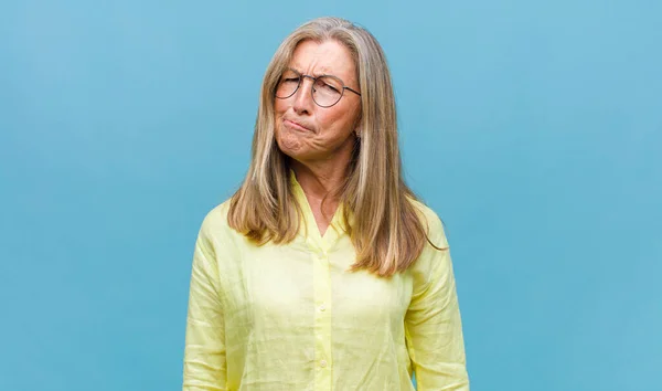 Mezza Età Bella Donna Guardando Felice Piacevolmente Sorpreso Eccitato Con — Foto Stock