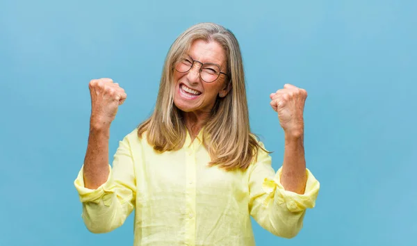 Hübsche Frau Mittleren Alters Die Sich Betäubt Und Verängstigt Fühlt — Stockfoto