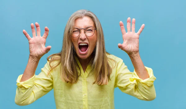 Middle Age Pretty Woman Shrugging Dumb Crazy Confused Puzzled Expression — Stock Photo, Image