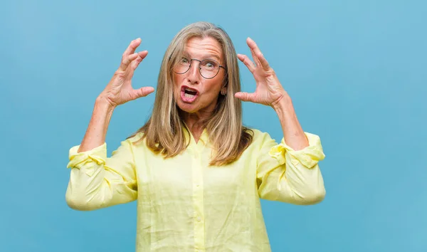 Mujer Bonita Mediana Edad Sintiéndose Conmocionada Emocionada Riendo Sorprendida Feliz — Foto de Stock