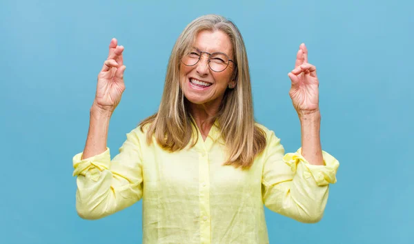 Mujer Bonita Mediana Edad Presionando Los Labios Juntos Con Una — Foto de Stock