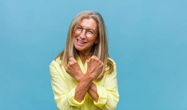 Orta Yaşlı Güzel Bir Kadın Neşeli Sıradan Bir Şekilde Gülümsüyor — Stok fotoğraf