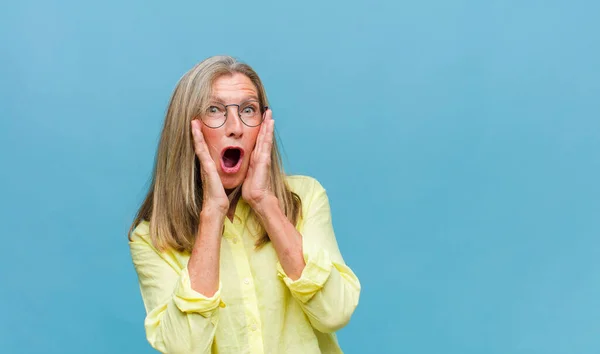 Middle Age Pretty Woman Feeling Terrified Backing Screaming Horror Panic — Stock Photo, Image