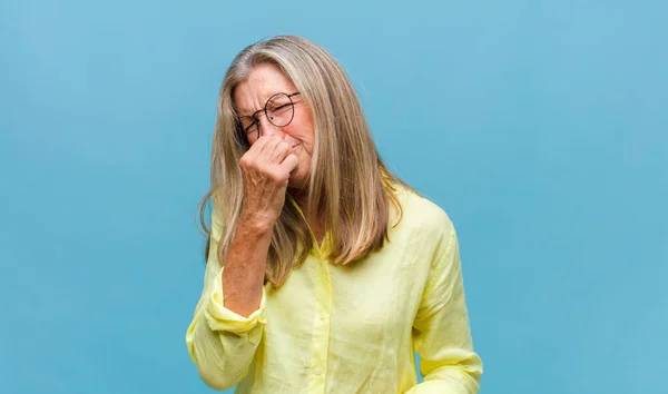 Middelbare Leeftijd Mooie Vrouw Voelt Zich Gelukkig Opgewonden Verrast Kijken — Stockfoto