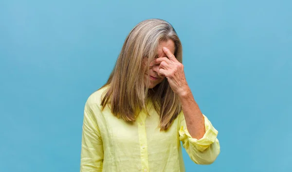 Mujer Bonita Mediana Edad Sentirse Feliz Divertido Seguro Positivo Rebelde —  Fotos de Stock