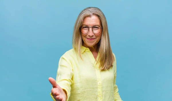 Mujer Bonita Mediana Edad Sonriendo Mirando Feliz Seguro Amable Ofreciendo —  Fotos de Stock