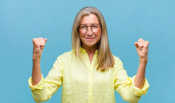 Mujer Bonita Mediana Edad Sintiéndose Feliz Positiva Exitosa Celebrando Victoria — Foto de Stock