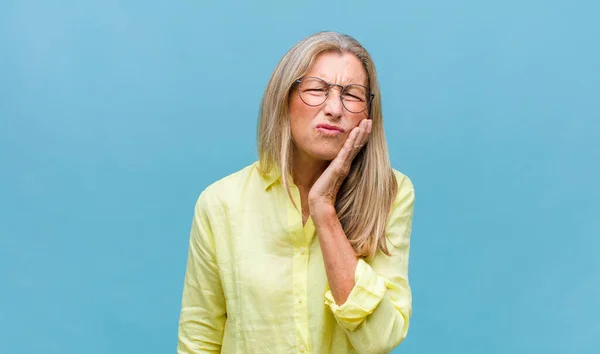 Mujer Bonita Mediana Edad Sosteniendo Mejilla Sufriendo Dolor Muelas Doloroso — Foto de Stock