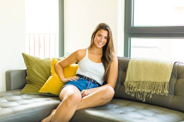 Jovem Mulher Bonita Sorrindo Feliz Com Uma Mão Quadril Confiante — Fotografia de Stock