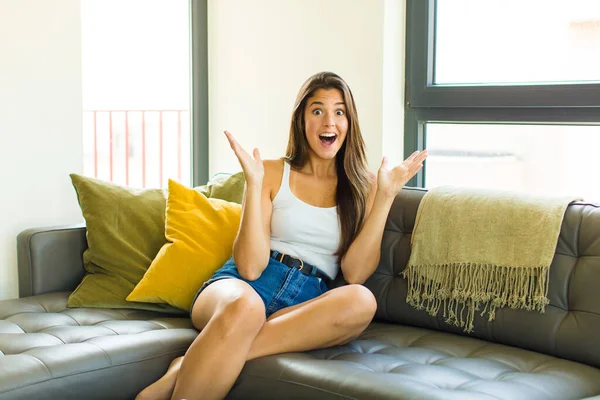 Jovem Mulher Bonita Sentindo Feliz Animado Surpreso Chocado Sorrindo Surpreso — Fotografia de Stock