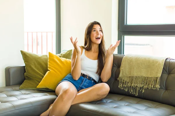 Ung Vacker Kvinna Känner Sig Glad Förvånad Lycklig Och Förvånad — Stockfoto