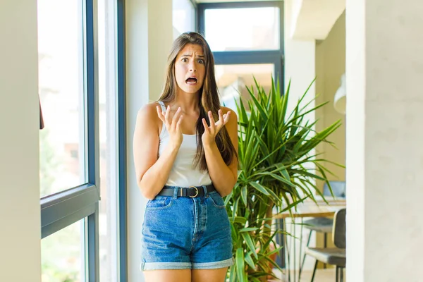 Young Pretty Woman Looking Desperate Frustrated Stressed Unhappy Annoyed Shouting — Stock Photo, Image