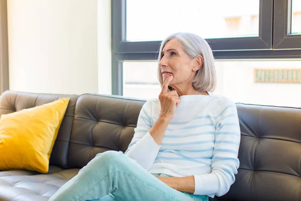 Middle Age Pretty Woman Surprised Nervous Worried Frightened Look Looking — Stock Photo, Image