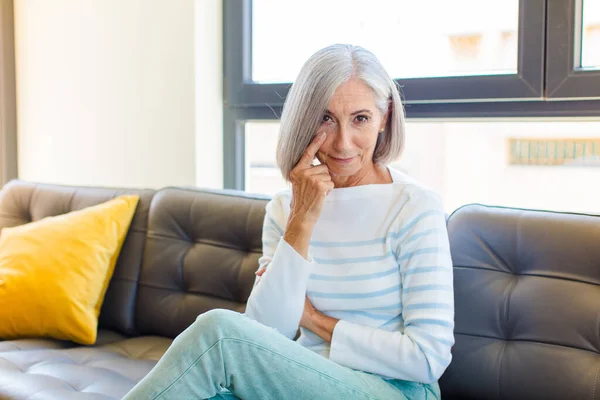Orta Yaşlı Güzel Bir Kadın Sana Göz Kulak Oluyor Güvenmiyor — Stok fotoğraf