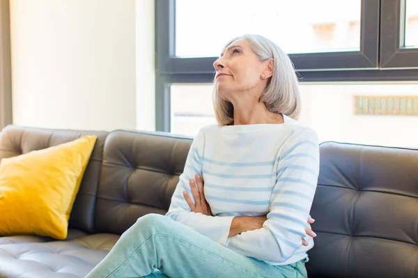 Hübsche Frau Mittleren Alters Glücklich Stolz Und Hoffnungsvoll Sich Fragend — Stockfoto