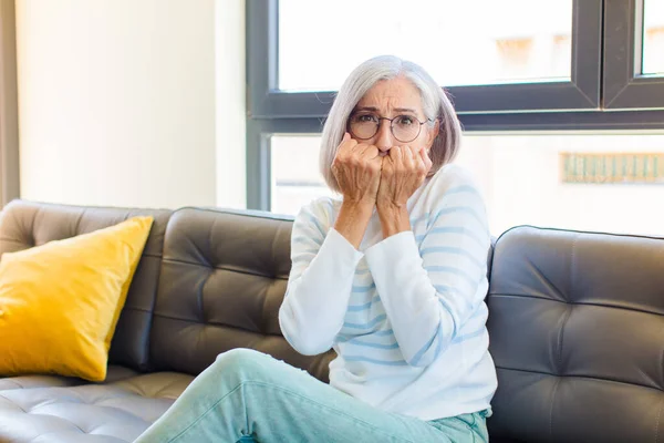 Orta Yaşlı Güzel Bir Kadın Endişeli Stresli Korkmuş Görünüyor Tırnaklarını — Stok fotoğraf