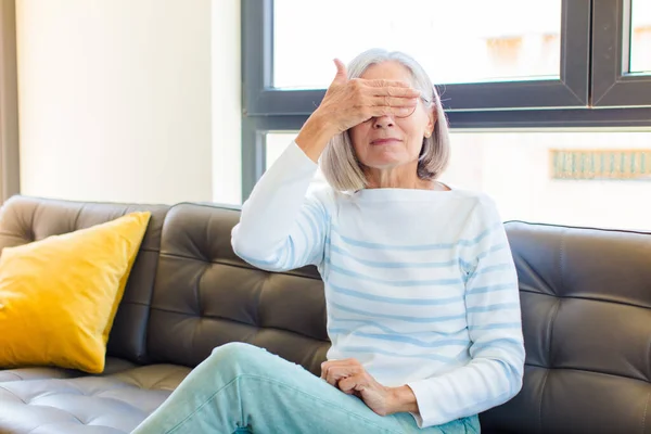 Orta Yaşlı Güzel Bir Kadın Tek Eliyle Gözlerini Kapatıyor Korkmuş — Stok fotoğraf
