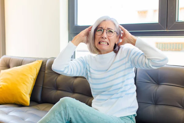 Orta Yaşlı Güzel Bir Kadın Stresli Endişeli Korkmuş Elleri Başının — Stok fotoğraf
