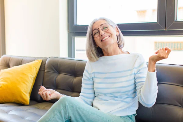 Mujer Bonita Mediana Edad Sonriendo Sintiéndose Despreocupada Relajada Feliz Bailando — Foto de Stock