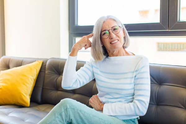 Mezza Età Bella Donna Sente Confuso Perplesso Mostrando Che Sei — Foto Stock