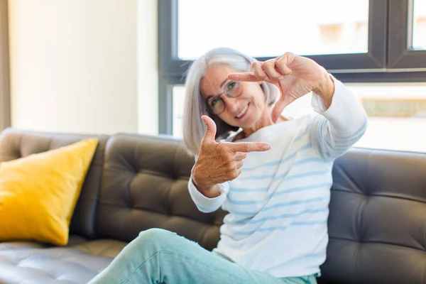 Mooie Vrouw Van Middelbare Leeftijd Die Zich Gelukkig Vriendelijk Positief — Stockfoto